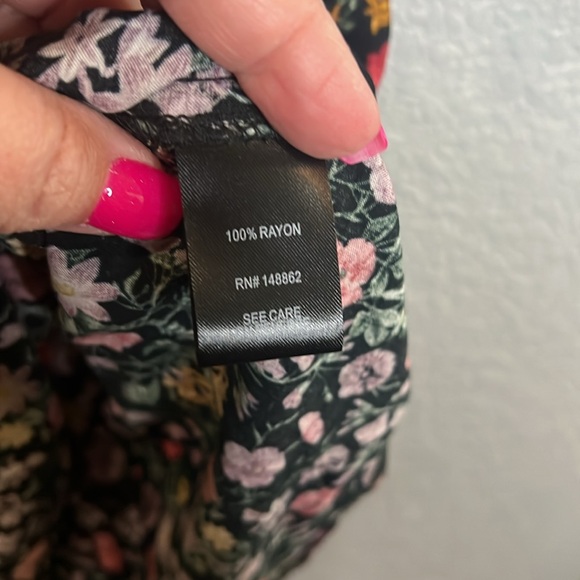 Torrid size 2 Black flowered blouse - Picture 5 of 6